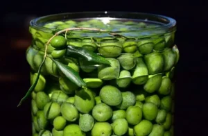 Olives en saumure maison - conservation naturelle avec sel et eau, méthode méditerranéenne traditionnelle.