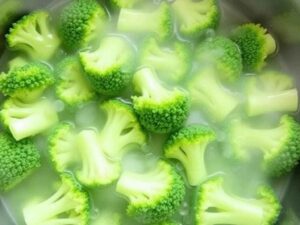 Faites cuire les brocolis dans une casserole