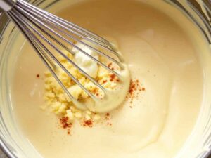 Préparez la sauce à la crème fraîche