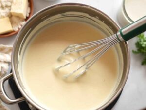 Préparez la sauce béchamel: Dans une casserole