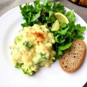 Gratin-de-brocolis-light-servi-avec-une-salade-verte